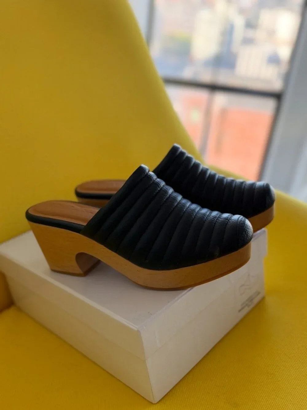 Beklina classic ribbed leather, closed-toe clogs, 9.5, navy - Picture 2 of 6